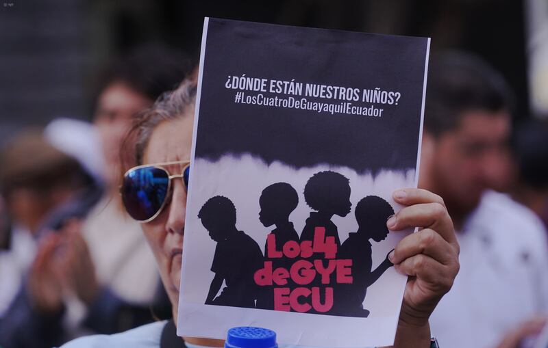 En los exteriores de la Fiscalía del Guayas, se concentraron activistas políticos, actores, personal de derechos humanos y familiares de los menores desaparecidos desde el 08 de diciembre. Ellos piden se esclarescan los hechos de la desaparición supuestamente en manos de personal militar
Fotos: César Muñoz/API