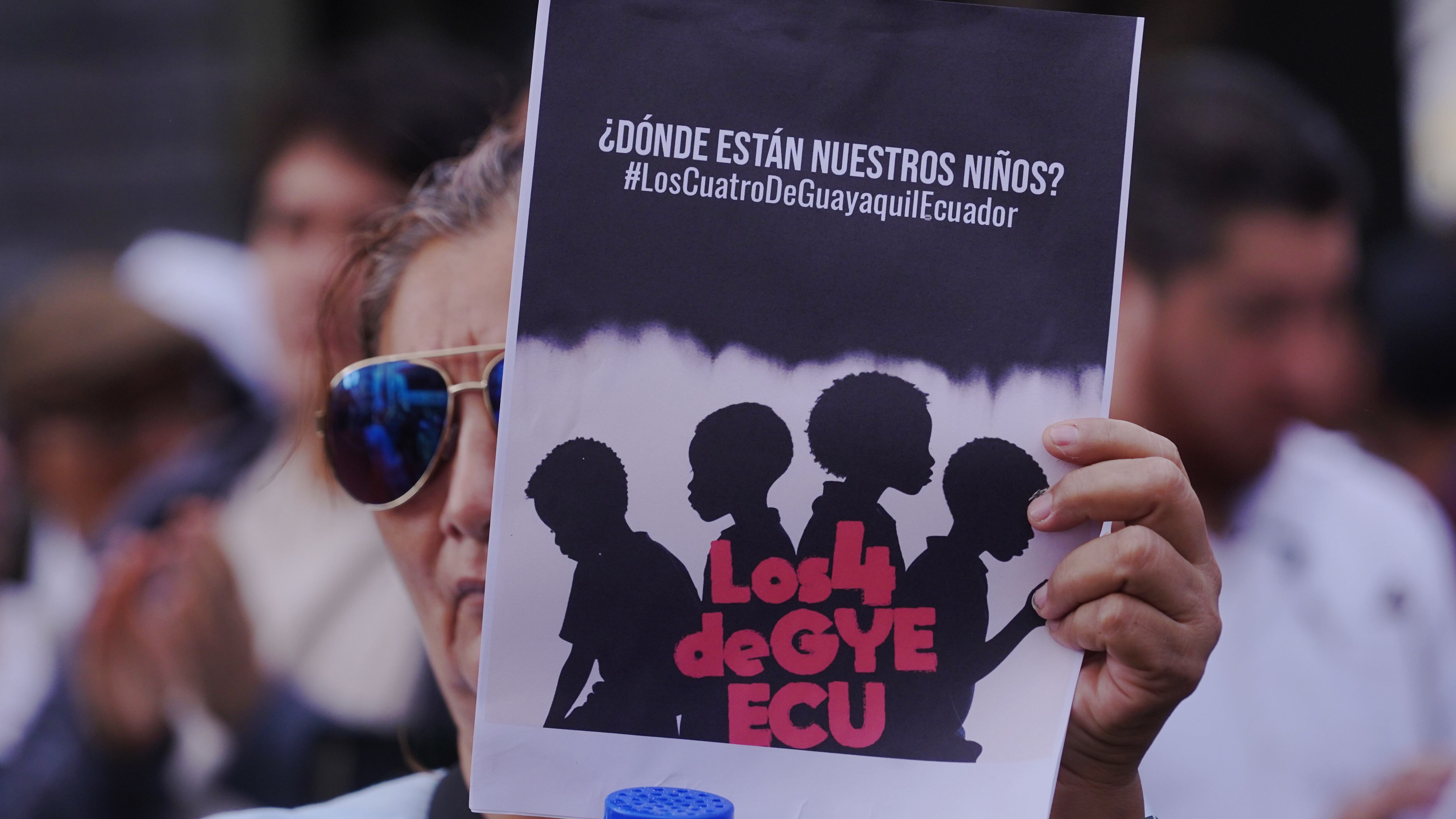 En los exteriores de la Fiscalía del Guayas, se concentraron activistas políticos, actores, personal de derechos humanos y familiares de los menores desaparecidos desde el 08 de diciembre. Ellos piden se esclarescan los hechos de la desaparición supuestamente en manos de personal militar
Fotos: César Muñoz/API