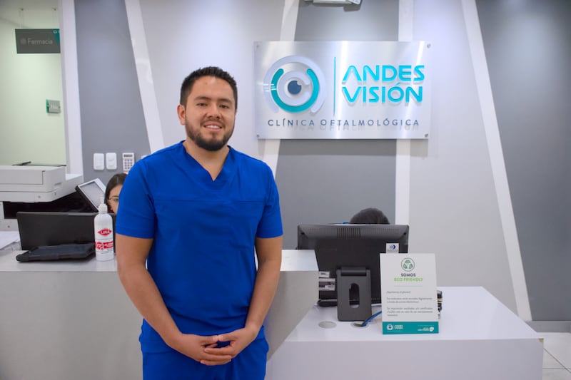 David Verdesoto, oftalmólogo con subespecialidad en cornea, catarata y cirugía refractiva de Andes Visión
