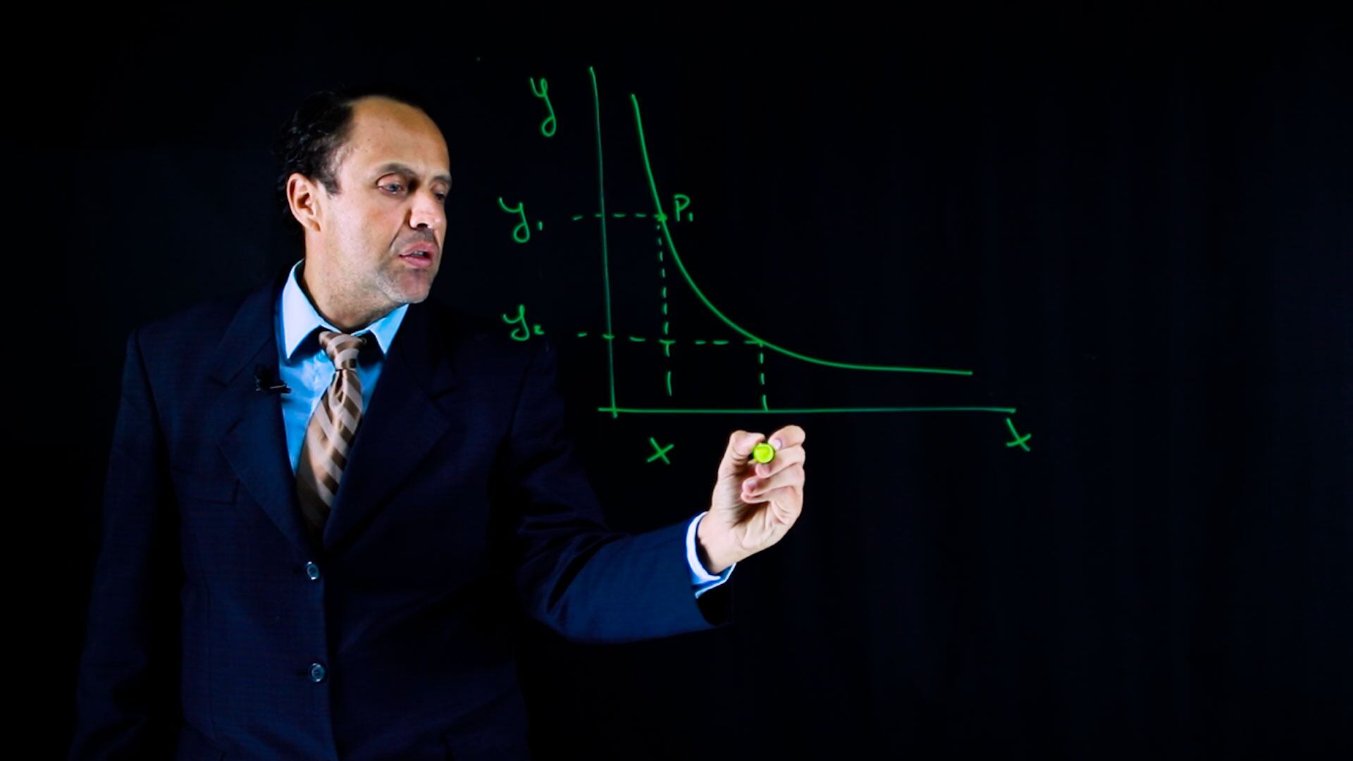 Docentes tienen una amplia oferta de maestrías en la UBE.