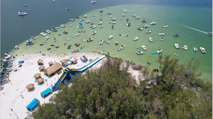 Grupo de amigos compró una isla desierta, la transformó en un paraíso y ahora la venden en millones de dólares