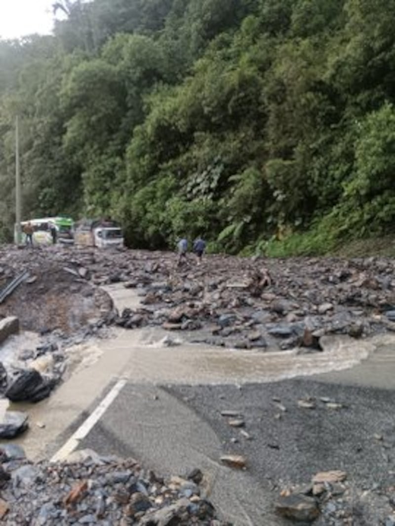 Deslizamiento producto de las lluvias la vía Gualaceo - Limón