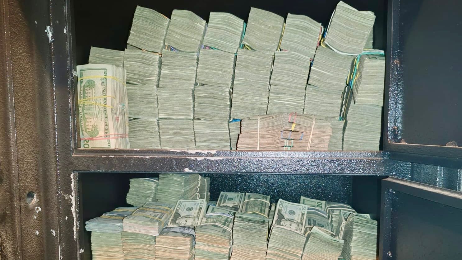 Fiscalía halla caja fuerte con dinero en efectivo en el subsuelo de un edificio en el norte de Quito