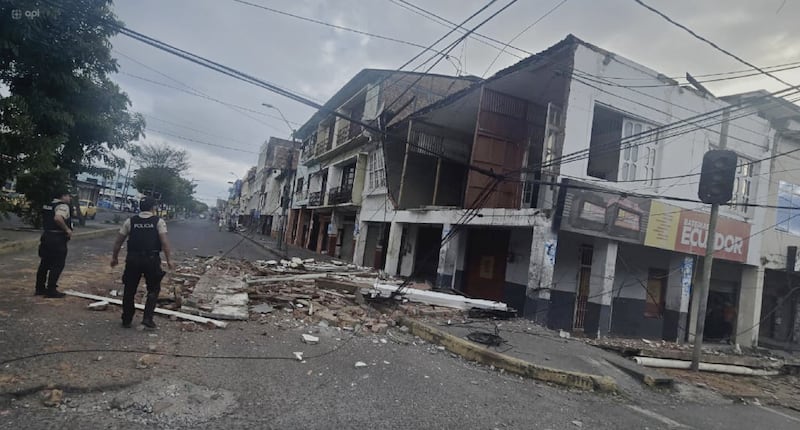 Esmeraldas, viernes 25 de abril del 2025
Varios daños estructurales deja hasta ahora el temblor con magnitud de 6.0 con epicentro en Esmeraldas,