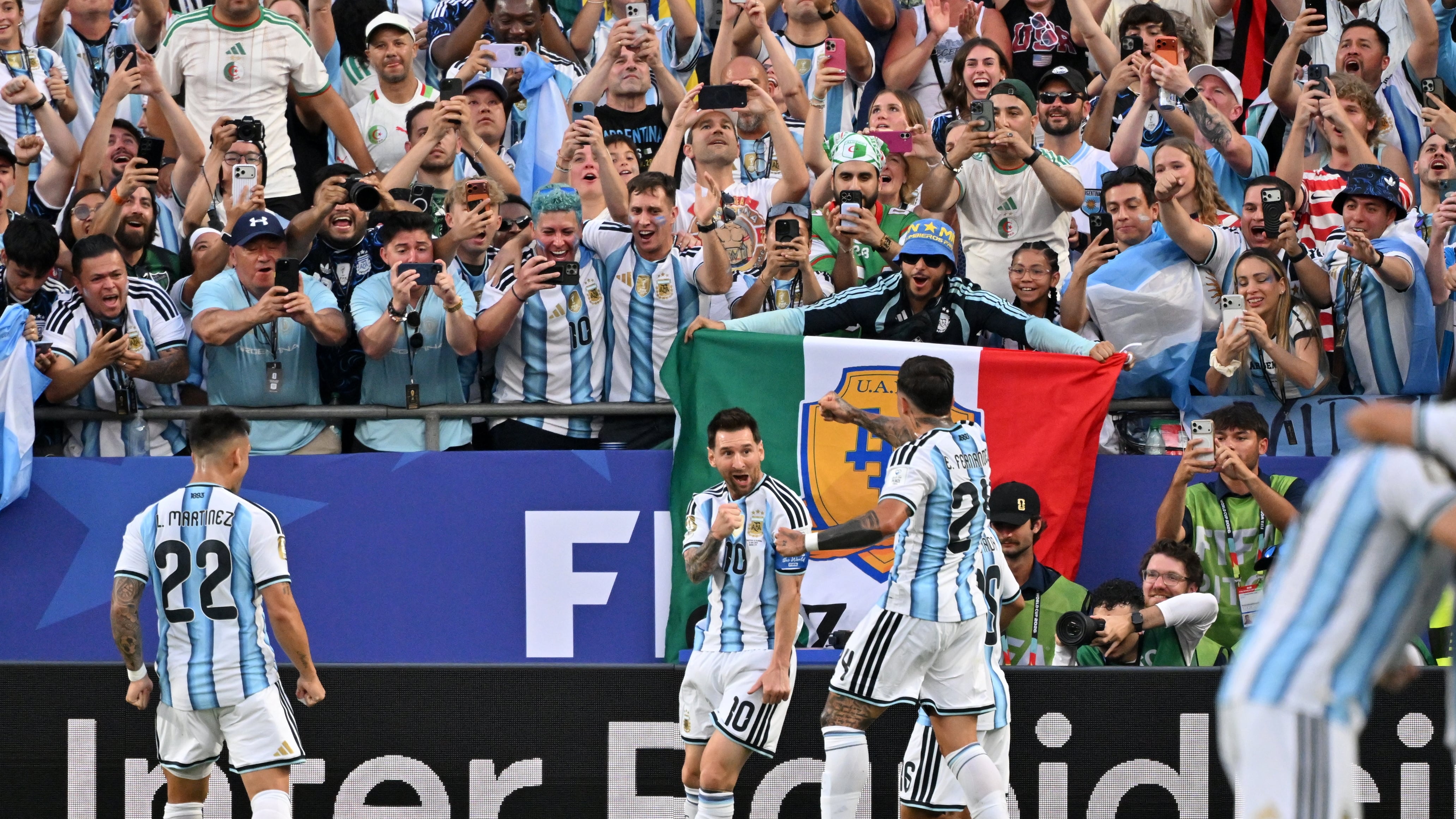 KANSAS CITY (United States), 16/06/2026.- Lionel Messi of Argentina (C) celebrates with his teammates after scoring the 1-0 goal during the FIFA World Cup 2026 group stage match Argentina against Algeria, in Kansas City, Missouri, USA, 16 June 2026. EFE/EPA/AMY KONTRAS