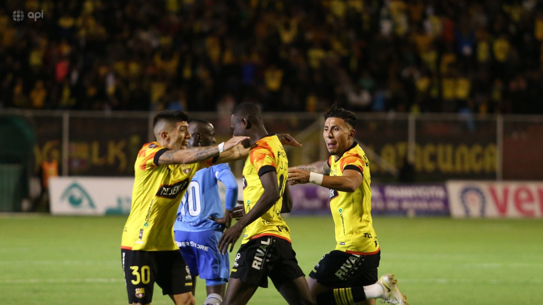 Barcelona SC festeja su gol ante Macará