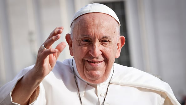 El papa Francisco padece de neumonía bilateral.