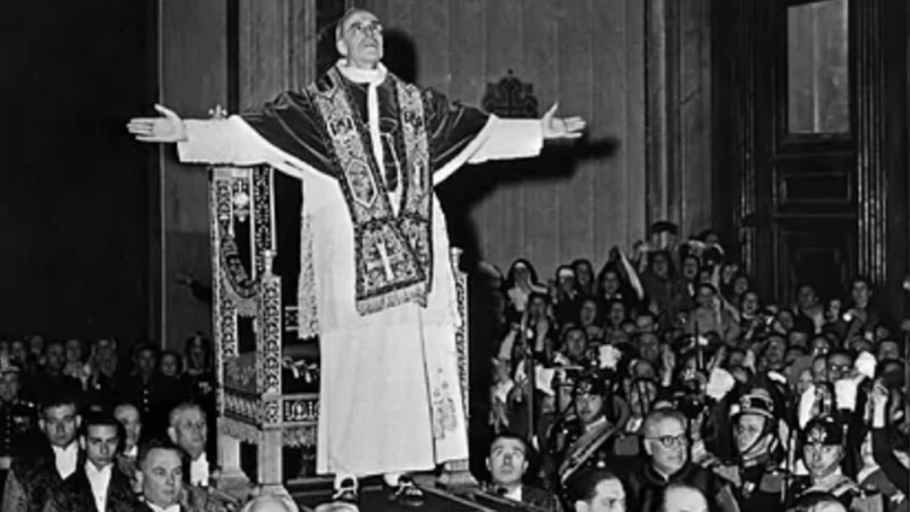 El día que el cuerpo de una papa “explotó” en pleno funeral