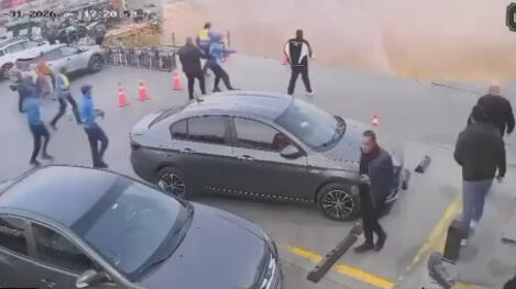 Gasolinera se hundió en socavón en El Cairo