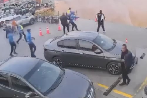 VIDEO: Socavón se traga estación de servicio en El Cairo