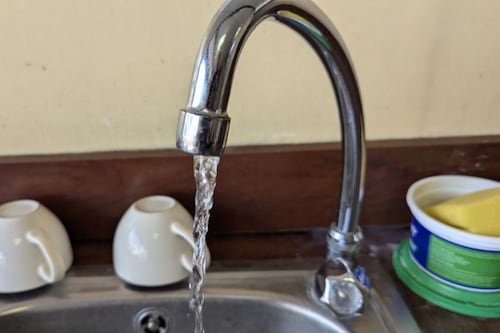 Suspenden clases presenciales en 121 instituciones educativas de Quito por el corte masivo de agua