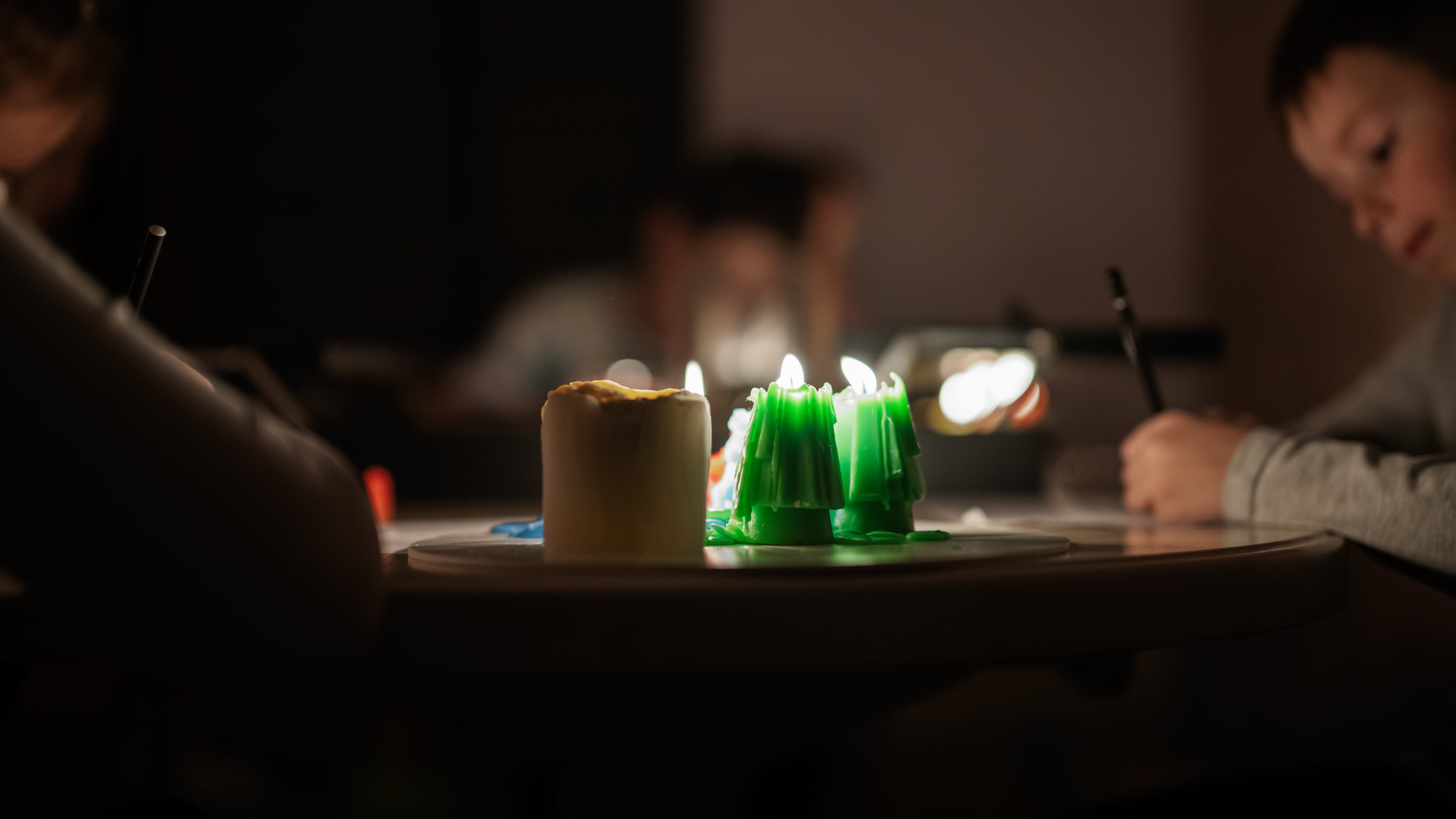 Así vive una familia con velas, en medios de los cortes de luz