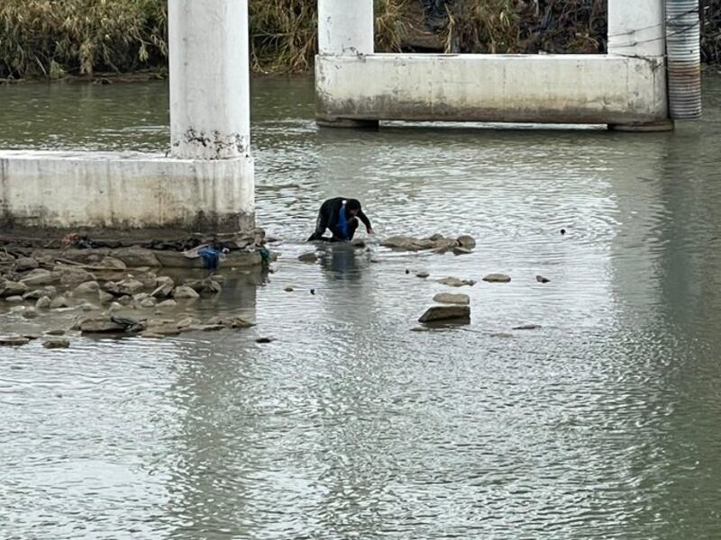 Ecuatoriana y su hijo de 5 años varados en Río Bravo