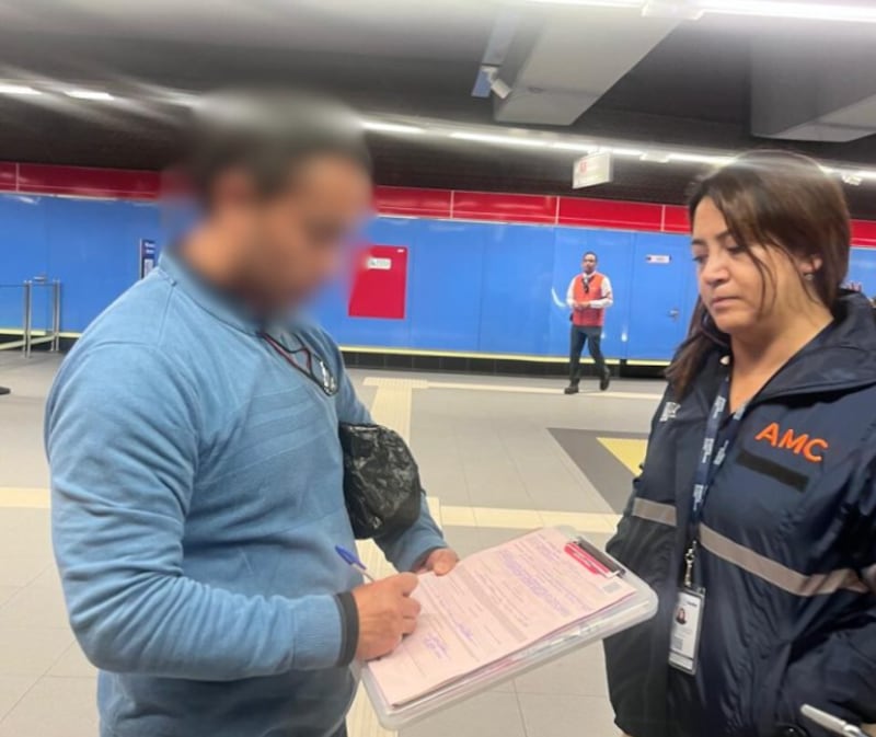 AMC multó con 470 dólares a ciudadano que saltó a los rieles del Metro de Quito