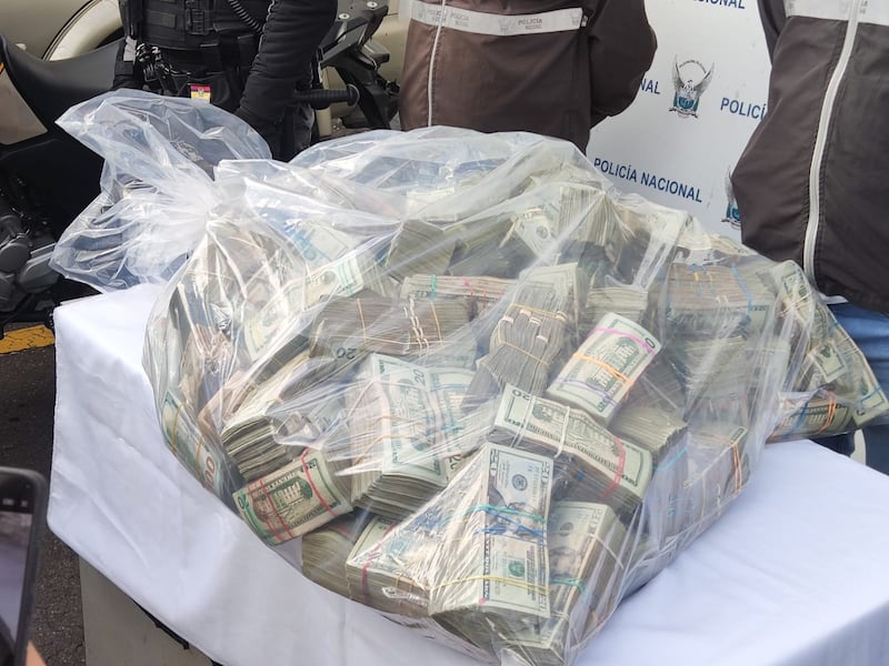 Policía revela detalles de al menos un millón de dólares hallado en un subsuelo de edificio del norte de Quito