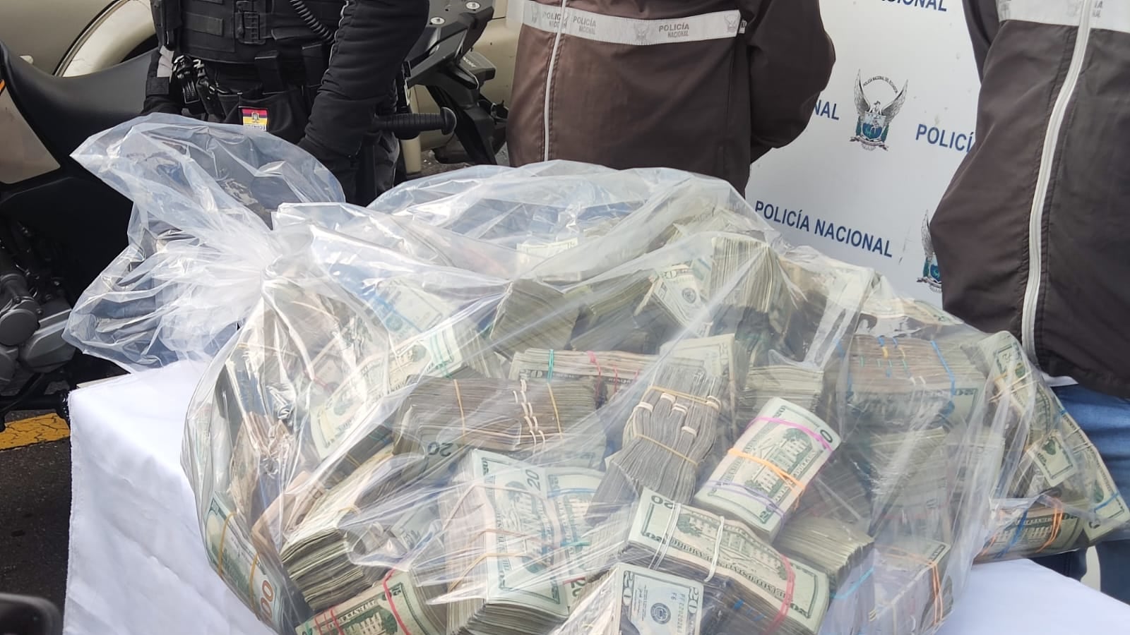 Policía revela detalles de al menos un millón de dólares hallado en un subsuelo de edificio del norte de Quito