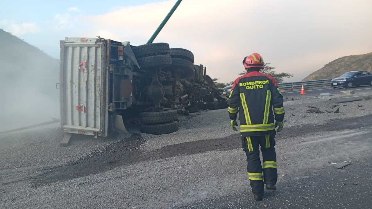 Quito: un fallecido y un herido tras siniestro de tránsito en la Panamericana Norte, en Guayllabamba