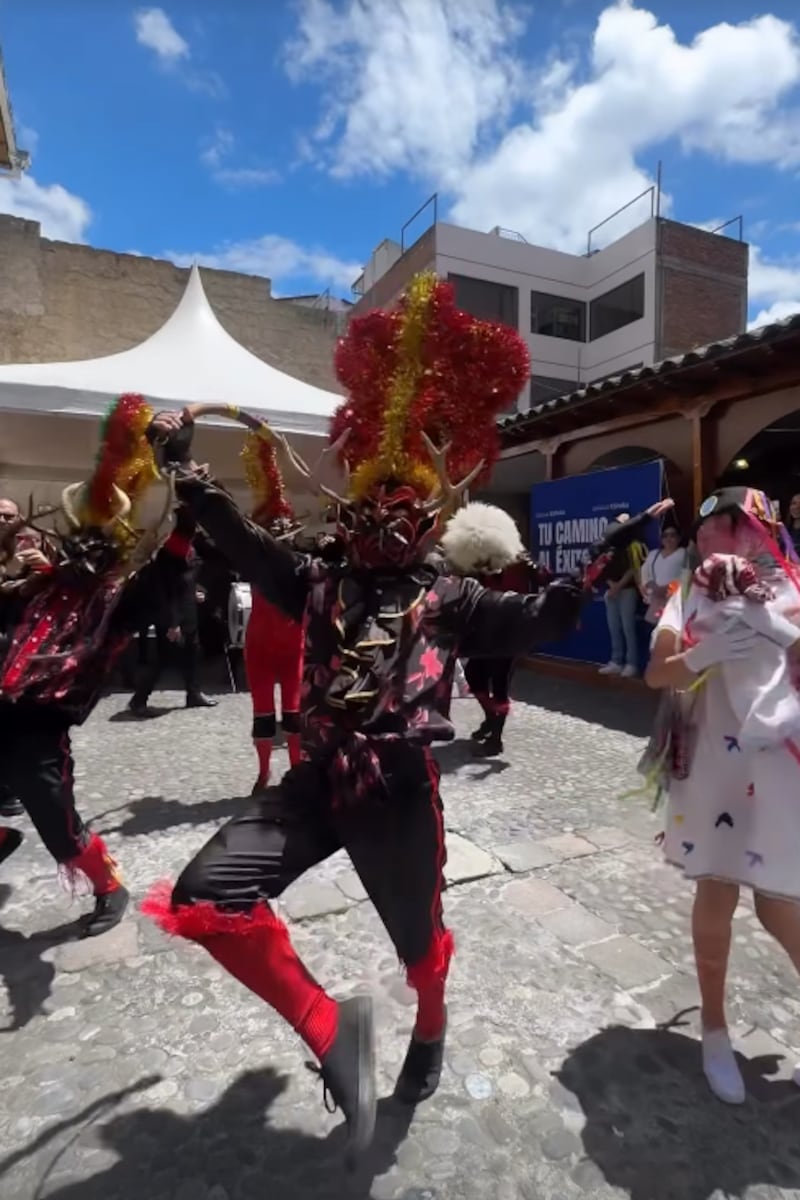 Miss Universo Fatima Bosch bailando música ecuatoriana.