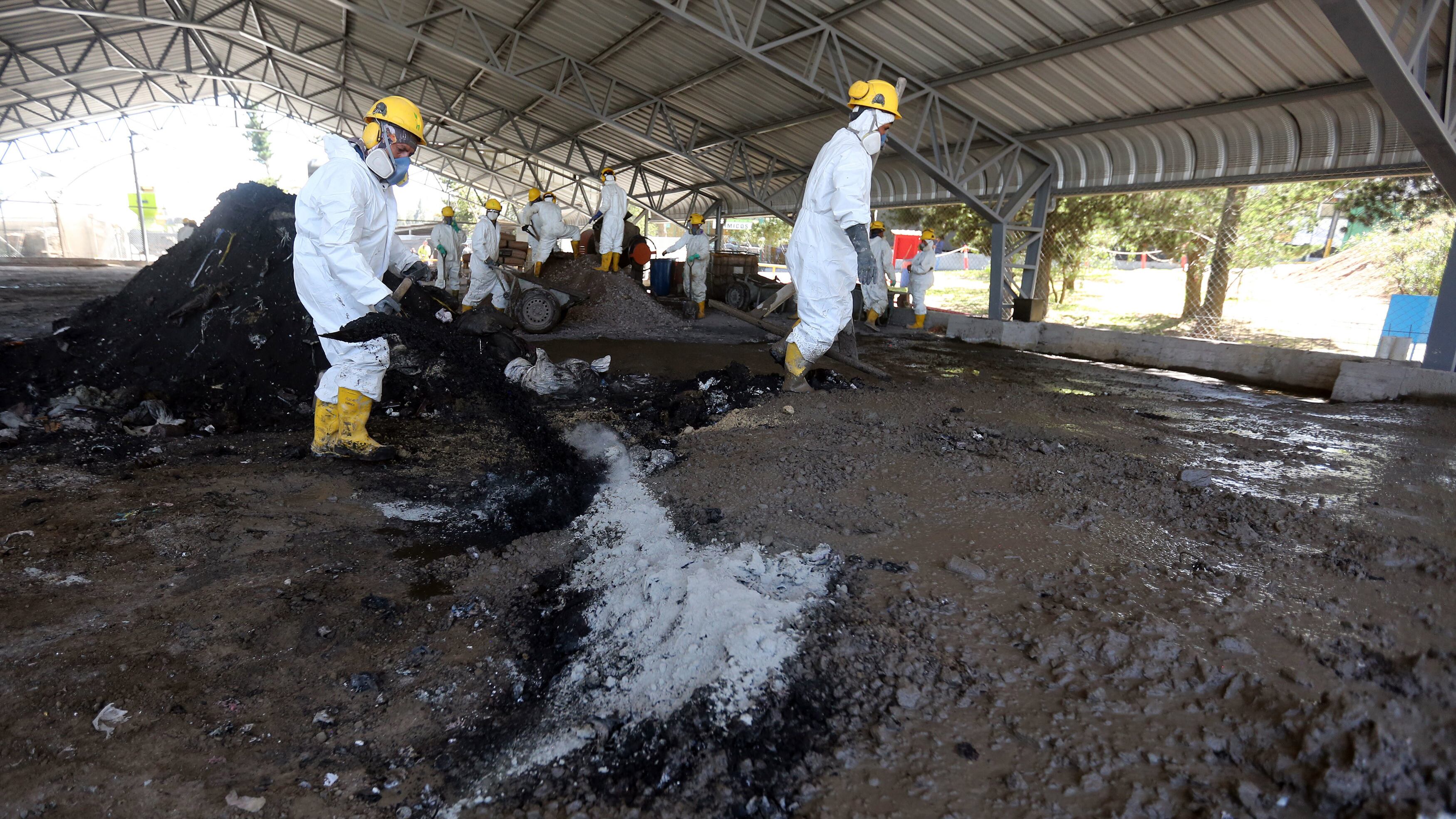 Quito (Pichincha), 25 de enero de 2024.-En un esfuerzo continuo por combatir el tráfico ilícito de drogas, las autoridades procedieron el día de hoy al proceso de encapsulamiento y posterior destrucción de 21,5 toneladas de sustancias incautadas en Vinces.
Fotografías: Carlos Silva/Presidencia de la República./API/HO