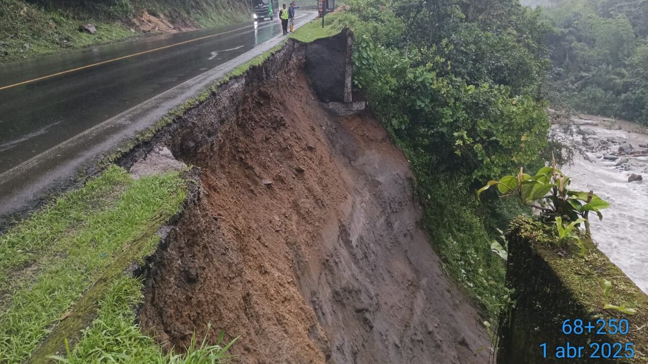 Emergencia en la Vía Alóag - Santo Domingo: Socavón en el Kilómetro 68