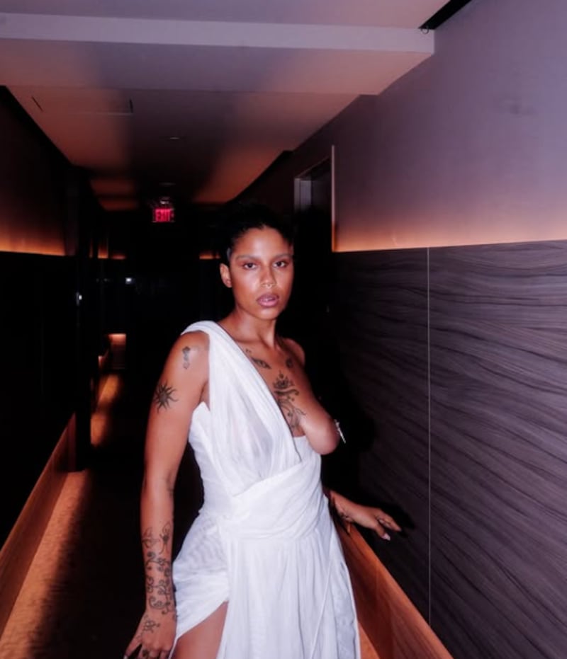 Tokischa “escandaliza” con su revelador vestido en Premio lo Nuestro