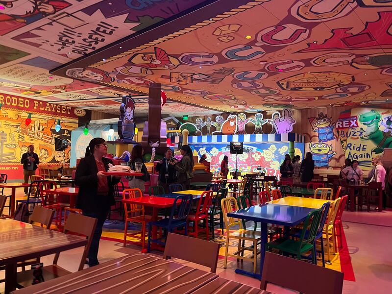 Un nuevo escenario fue creado por Andy para sus juguetes y podrás convertirte en uno de ellos para disfrutar de una comida familiar y llena de sorpresas en Walt Disney World.