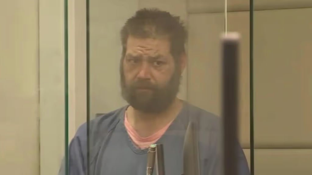 Supuestamente, Defir inmovilizó a la madre mientras esta sostenía a su bebé (Imagen: Fox News 12).