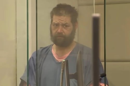 Hombre es acusado de irrumpir en vivienda e intentar violar a una madre frente a sus hijos en EE.UU.
