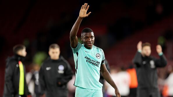 Moisés Caicedo dirigiéndose a la hinchada del Brighton