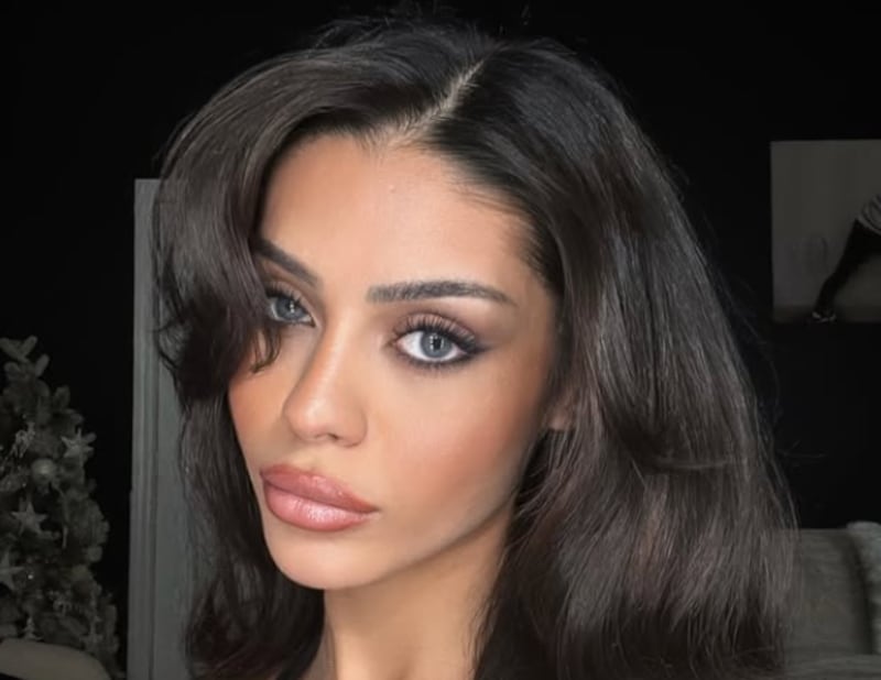 Dina Khalil sobrevivió a cinco cirugías tras una operación que puso en riesgo su visión.