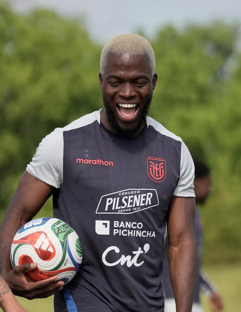 Enner Valencia con su nuevo 'look' para empezar con pie derecho su tercera participación en un Mundial.