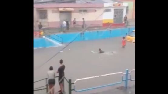 Habitantes aprovecharon para surfear mientras Guayaquil estaba inundadoC