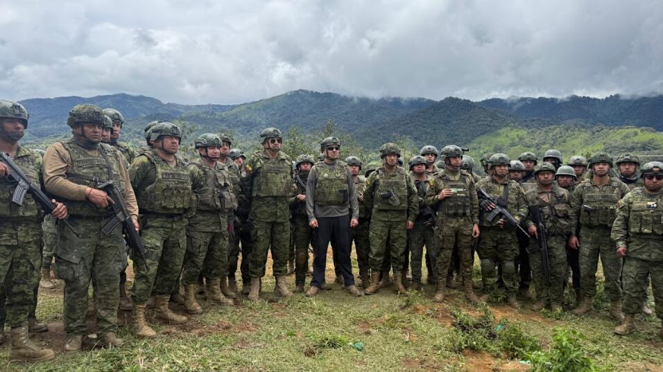 Fuerzas Armadas toman posesión total de Buenos Aires, Imbabura, tras ofensiva contra la minería ilegal