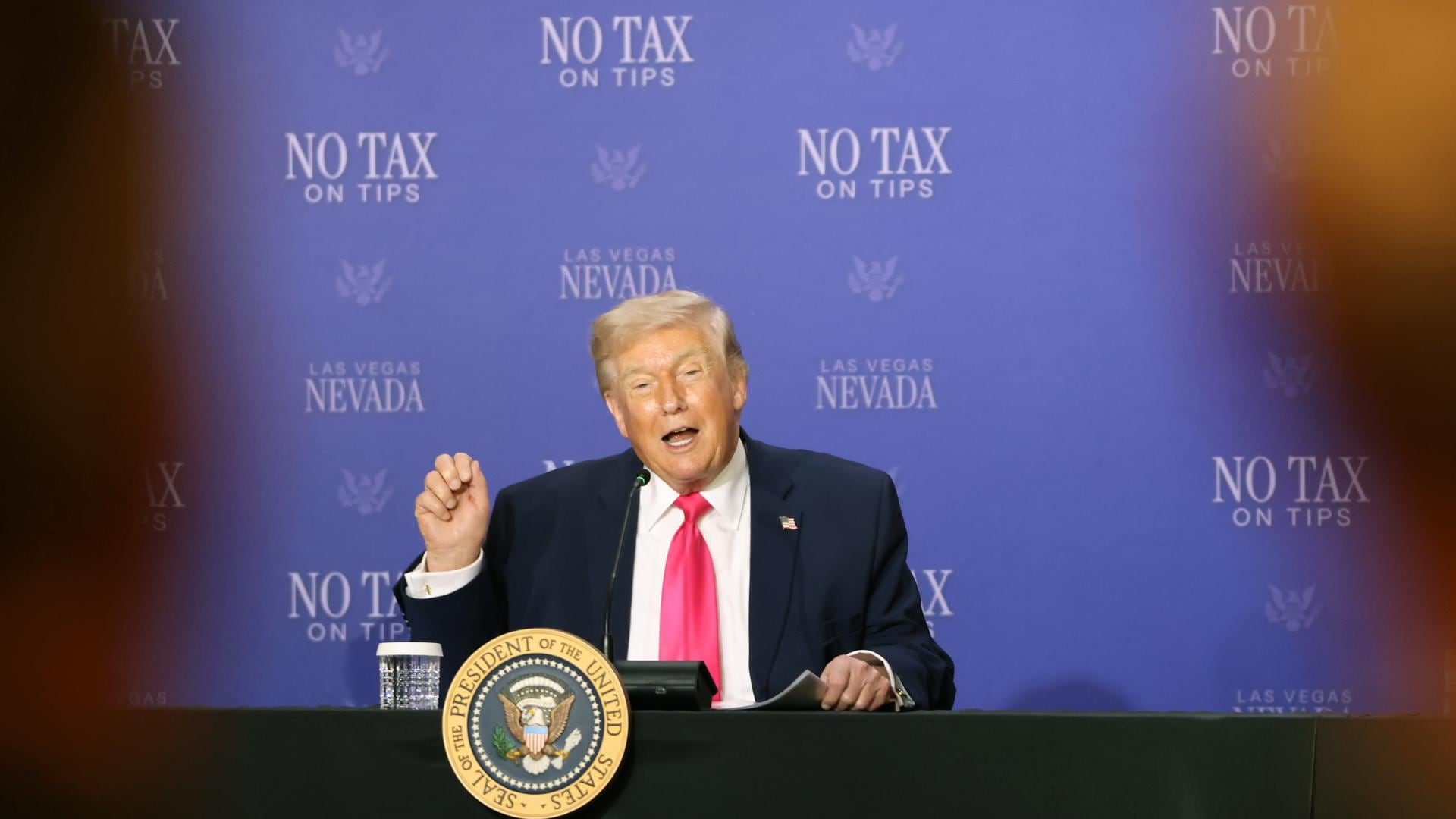 El presidente de Estados Unidos, Donald Trump, encabeza una mesa redonda sobre su política de "Propinas sin Impuestos" en el AC Hotel Las Vegas Symphony Park en Las Vegas, Nevada, EE. UU., el 16 de abril de 2026.