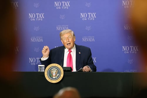 Trump afirma que Ormuz está abierto y plantea asociarse con Irán para extraer uranio