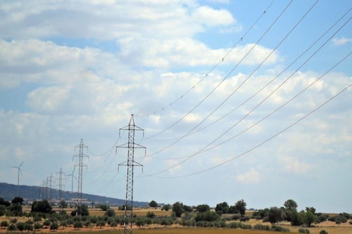 Familia entera fallece tras recibir descarga eléctrica al caer sobre un cable de alta tensión