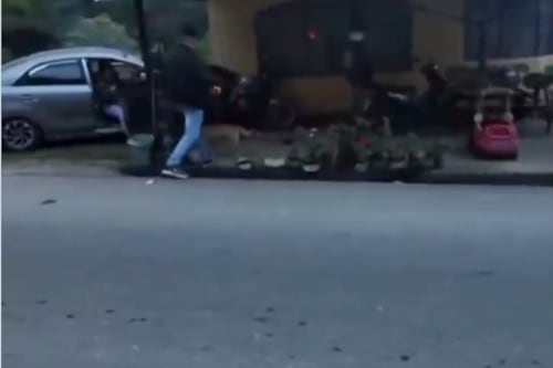 “¡Se va a matar!”: video muestra choque de conductor contra una vivienda en Loja