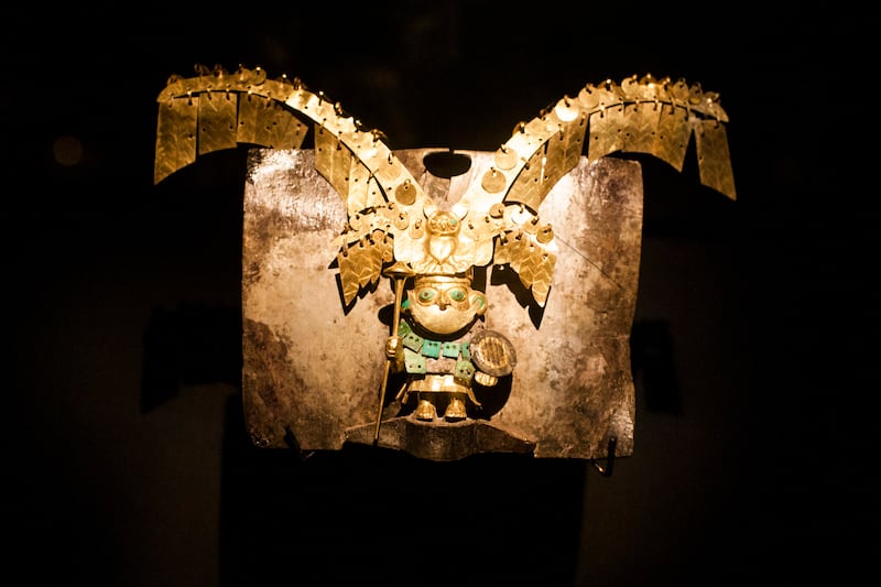 Nariguera hallada en la tumba del Viejo Señor de Sipán. Museo Tumbas Reales de Sipán.