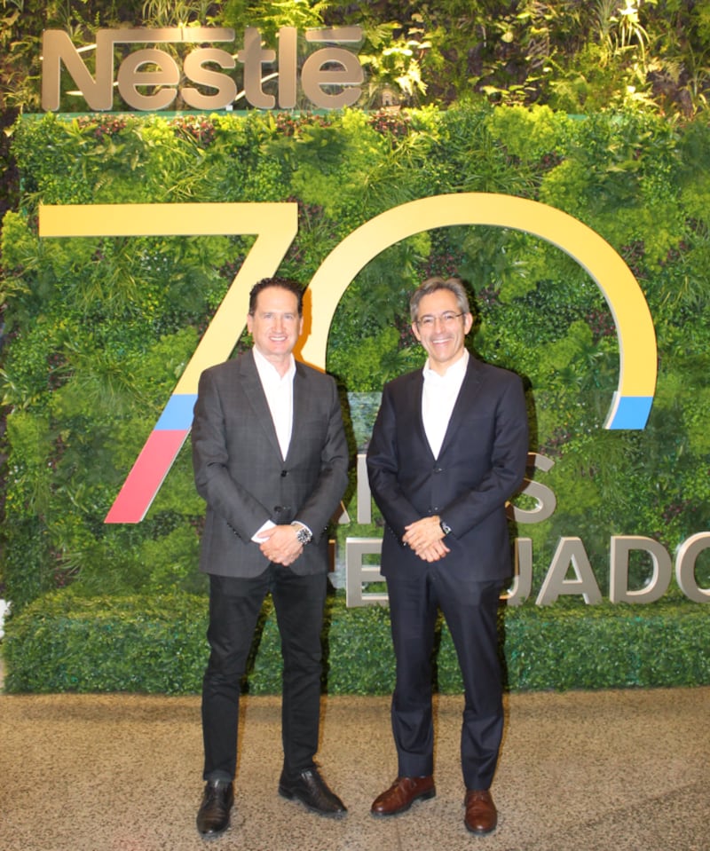 Hernán Cueva, CEO de Metro Ecuador, junto a Josué De la Maza, Presidente Ejecutivo de Nestlé Ecuador