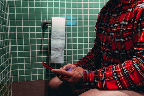 Esto le pasa a tu cuerpo si pasas mucho tiempo sentado en el inodoro con el celular