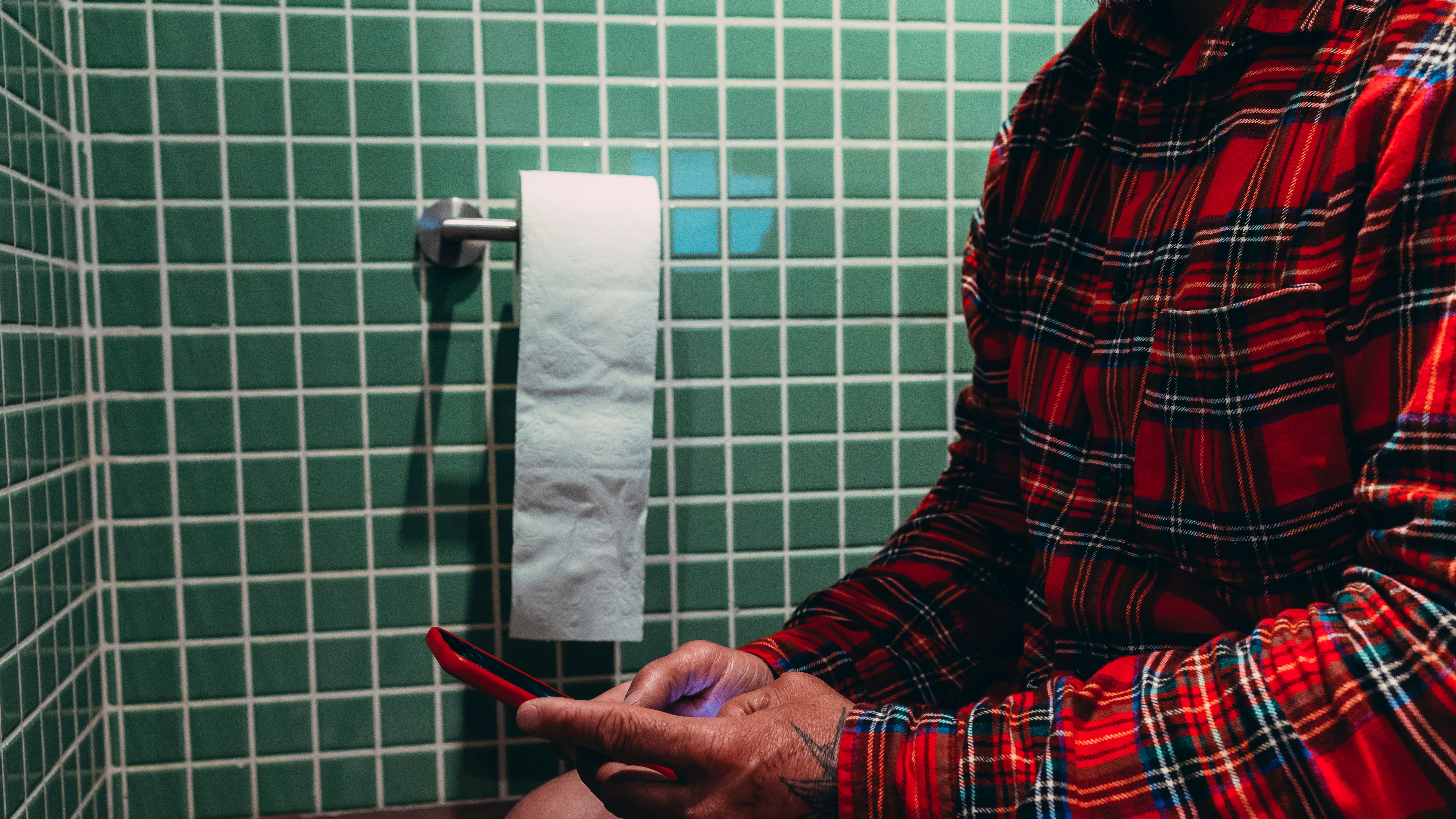 estar mucho tiempo en el inodoro