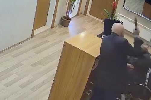 Entró con un machete a un municipio y todo quedó en video: así ocurrió el ataque