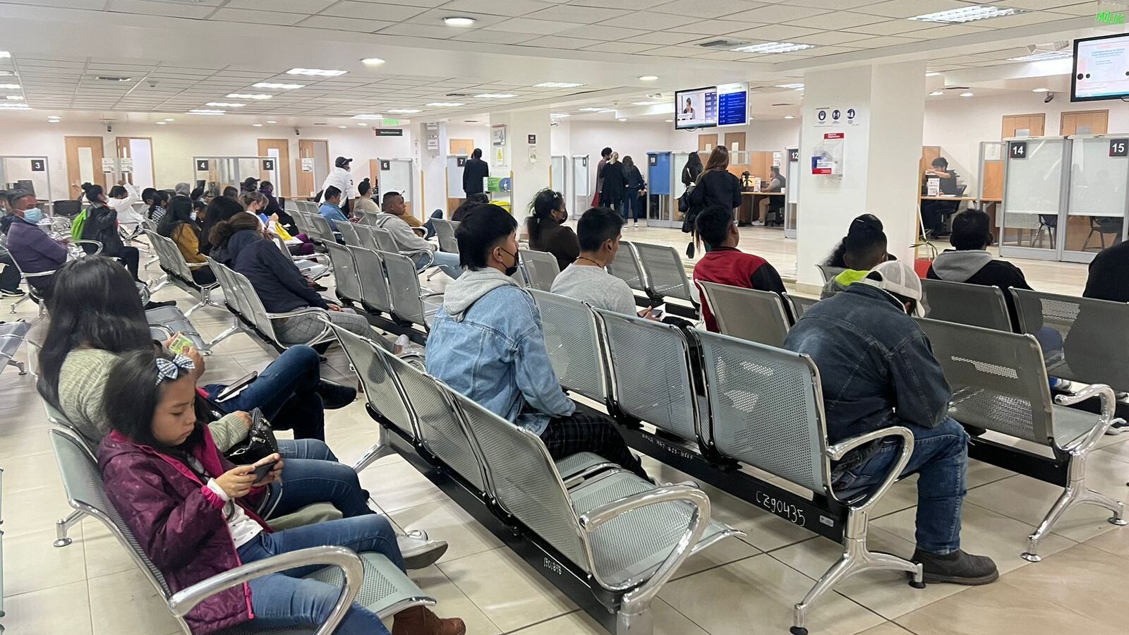 Así lucían las instalaciones del Registro Civil al norte de Quito en horas de la mañana de este día de democracia.