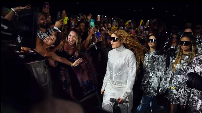 Shakira caminando al escenario durante uno de sus conciertos