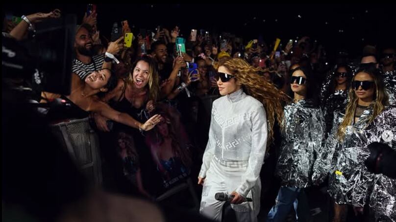 Shakira caminando al escenario durante uno de sus conciertos