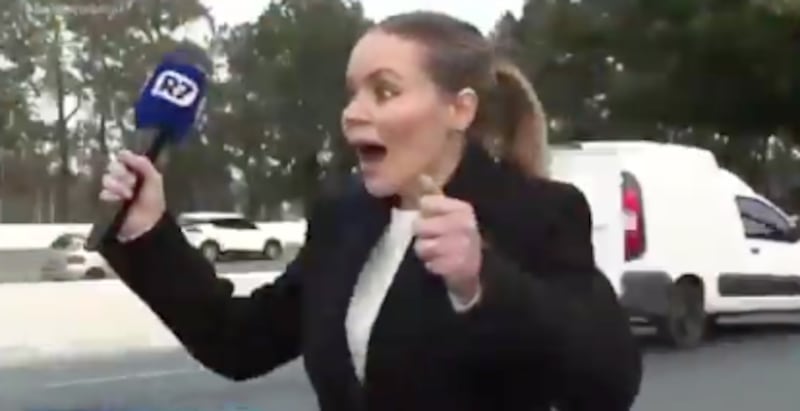 Beatriz Casadei se sorprende tras el robo de su celular en plena calle frente al CDP de São Paulo.