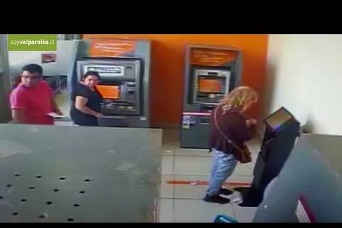 Video: Niño roba dinero a hombre que retiraba de cajero, auspiciado por sus padres