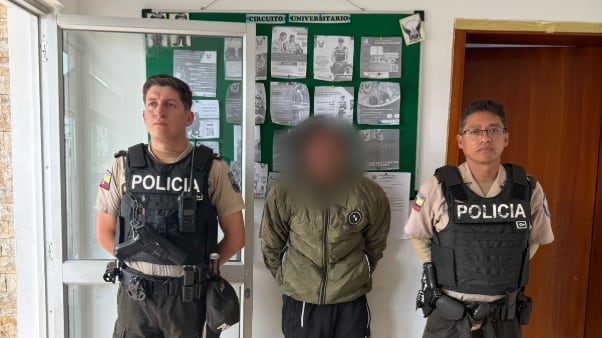 La Policía lo sorprendió en pleno asalto en Quito: amenazaba a una mujer y le exigía el celular mientras ella estaba en su vehículo