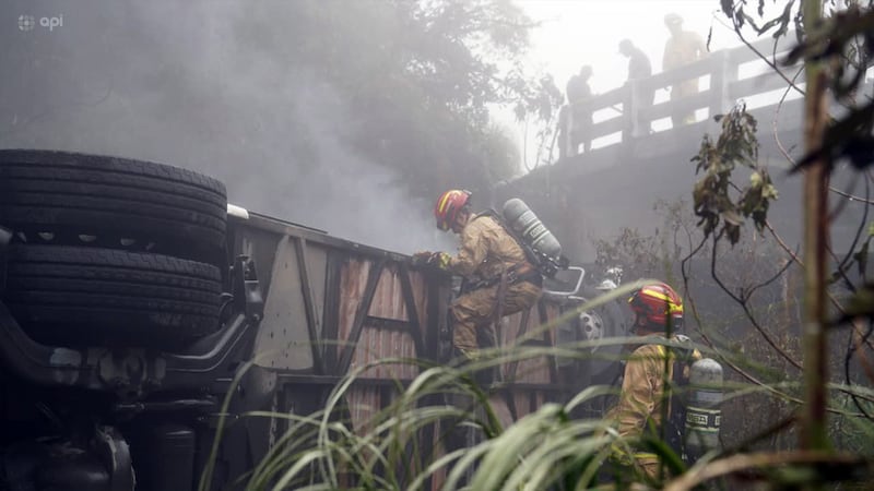 Bomberos Cuenca recibió la alerta de un accidente de tránsito (pérdida de pista y volcamiento de un bus), en la vía Cuenca - Molleturo, km 57, sector puente El Chorro.