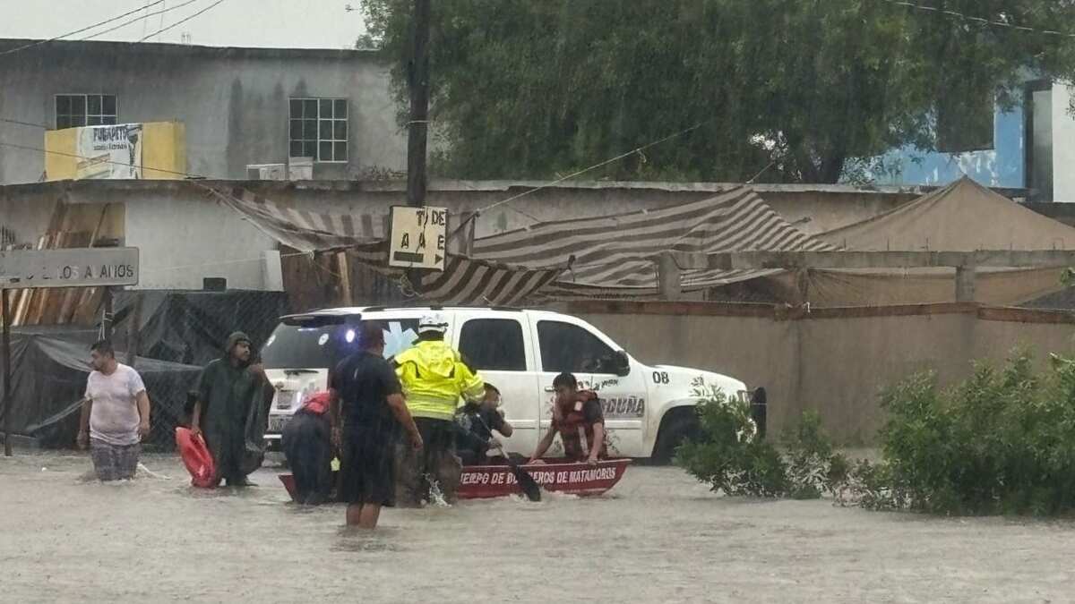 Padre muere ahogado al salvar a su hija durante una inundación en México